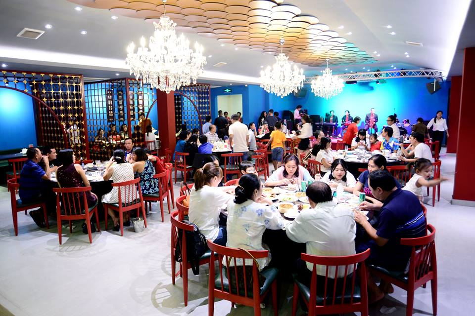 Thực khách trải nghiệm quán ăn phong cách Trung Hoa tại Nhà Hàng Tân Hải Vân Quận 1 TP HCM