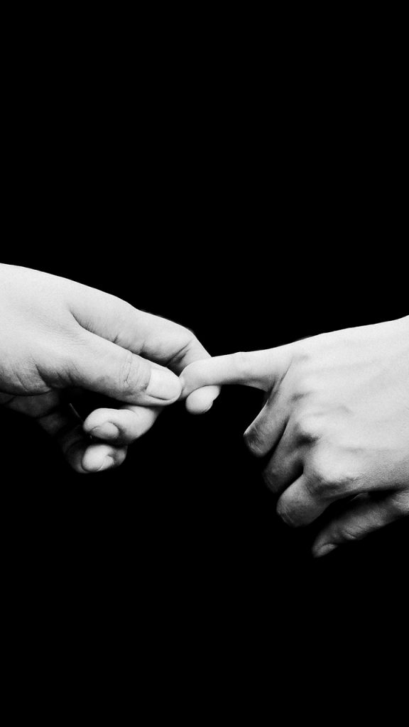 Nếu bạn cảm thấy mệt mỏi và cần một vài phút giải trí thì hãy xem những bức ảnh nắm tay đẹp đen trắng. Chúng sẽ đưa bạn vào thế giới tuyệt vời của tình yêu và sự kết nối giữa hai người.