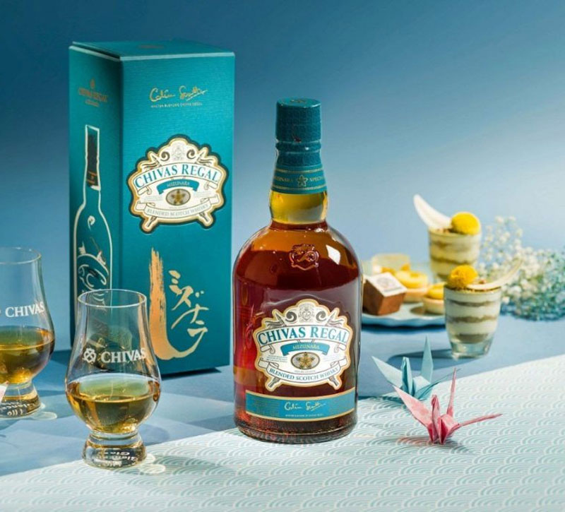 Giải mã sức hút toàn cầu của Chivas Regal: Huyền thoại whisky đến từ Scotland 3 Nghệ thuật phối trộn whisky là chìa khóa giúp Chivas giữ được hương vị ổn định qua nhiều thế hệ.