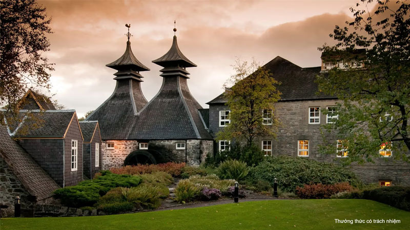 Giải mã sức hút toàn cầu của Chivas Regal: Huyền thoại whisky đến từ Scotland 2 Tòa lâu đài Strathisla tại vùng Speyside – nơi khởi nguồn và hiện là “linh hồn” của thương hiệu Chivas Regal.