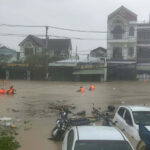 Tình trạng lũ lụt tại Quy Nhơn gây nhiều khó khăn cho việc vận chuyển