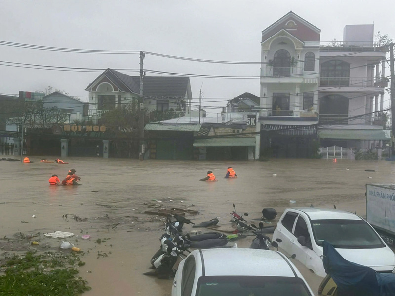 Tình trạng lũ lụt tại Quy Nhơn gây nhiều khó khăn cho việc vận chuyển